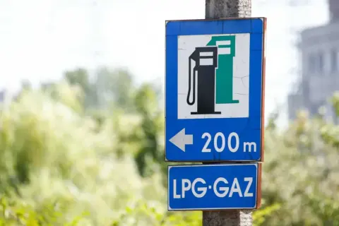 Znak informuje o stacji LPG/GAZ w odległości 200m w lewo. To ważna informacja dla kierowców, którzy szukają oszczędności, bo koszt instalacji gazowej zwraca się szybko.