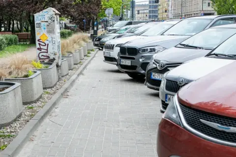Ile miejsca na chodniku? Kluczowe przepisy, które musisz znać