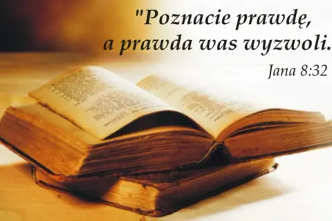 Stare księgi otwarte na stole. "Poznacie prawdę, a prawda was wyzwoli." Jan 8:32.