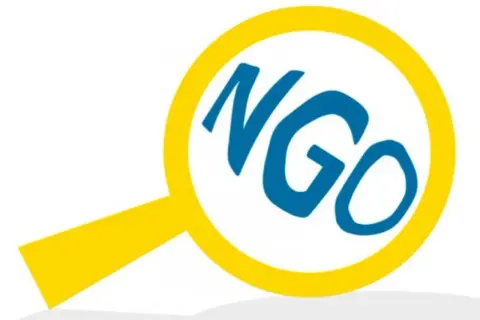 Lupa powiększa napis NGO. Dowiedz się, ngo co to jest i jak działa.