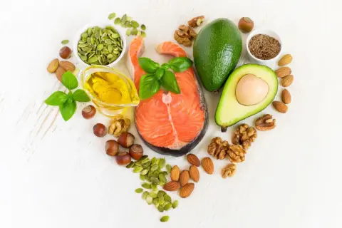 Łosoś, awokado, orzechy, migdały, pestki dyni i siemię lniane to zdrowe produkty, które obniżają cholesterol.