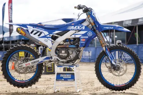 Una moto Yamaha de motocross azul y blanca, lista para la acción. El número 171 y el logo de MXA Motocross Action destacan.