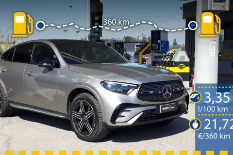 Mercedes GLC300e en una gasolinera, mostrando un consumo de 3,35 l/100 km y 21,72 € por 360 km.