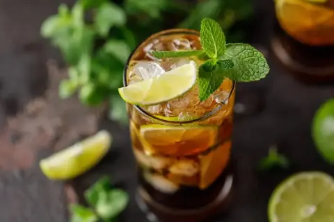Orzeźwiający Cuba Libre z limonką i miętą, idealny na upalne dni. Poznaj prosty cuba libre przepis!