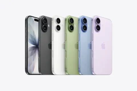 Rząd iPhone'ów 17 w kolorach: grafitowy, biały, zielony, niebieski i fioletowy.