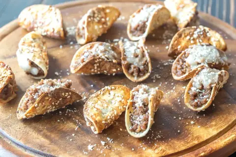 Mini tacos z mielonym mięsem i serem, posypane sezamem. Idealne przekąski na imprezę do wódki.
