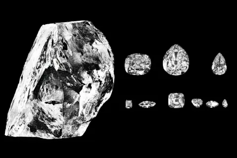 Surowy diament Cullinan obok oszlifowanych kamieni, które ozdobiły korona wielkiej brytanii.