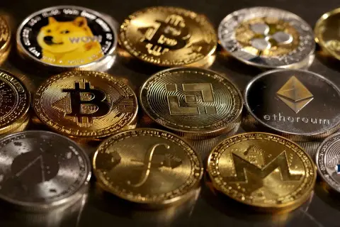 Kryptowaluty, takie jak Bitcoin i Ethereum, budzą pytania o przyszłość finansów. Kiedy w Polsce pojawi się CBDC?