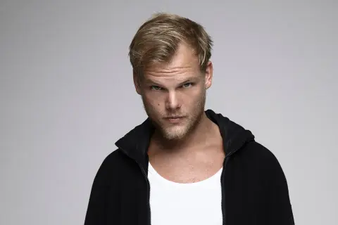 Avicii, zamyślony, w czarnej bluzie i białej koszulce. Może to właśnie on śpiewa "Wake Me Up"?