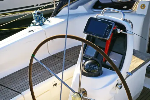 Il timone nave, con bussola e display Raymarine, pronto per la navigazione.