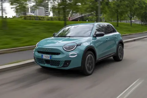 Nowy Fiat 600 w turkusowym kolorze na drodze. Sprawdź atrakcyjną fiat 600 cena!