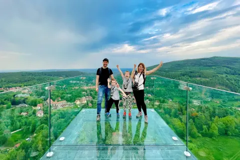 Rodzina cieszy się widokiem z tarasu widokowego sky walk Świeradów.