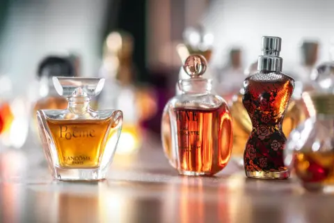 Kolekcja perfum lat 90 damskie: Poeme Lancome, Dune Dior i JPG w ozdobnych flakonach.