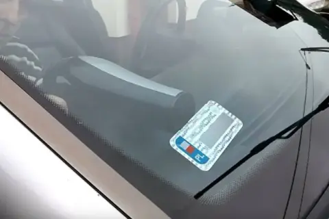 Naklejka na przednią szybę – jak poprawnie ją zamontować?