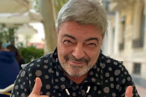 Antonio Canales bailaor, con su característico estilo, sonríe y muestra los pulgares hacia arriba.
