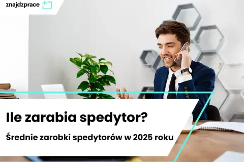 Uśmiechnięty mężczyzna w garniturze rozmawia przez telefon w nowoczesnym biurze.