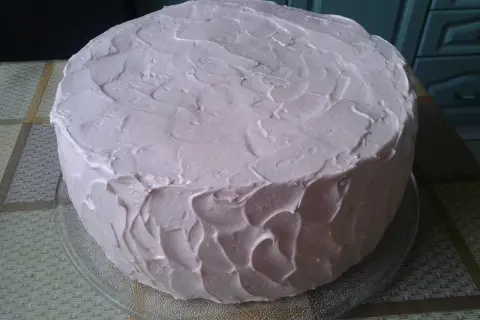 Różowy tort z kremem, idealny na specjalną okazję. Może to być tort dla konia przepis, który właśnie przygotowano.