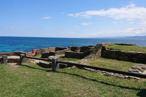 Ruinas del castro de Fazouro junto al mar azul.