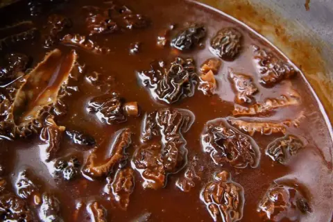 Herzhaftes Kalbshaxen-Rezept in dunkler, sämiger Sauce mit Morcheln. Ein Festmahl!