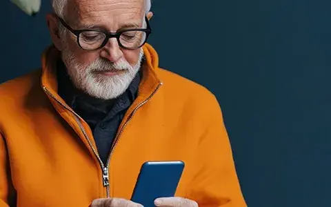 Jaki telefon dla starszej osoby - wybierz łatwy i bezpieczny model