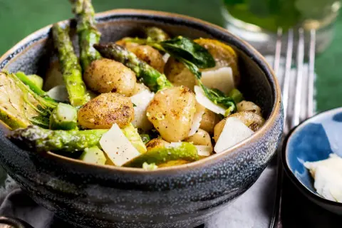 Gnocchi mit Spargel und Zitrone, garniert mit Parmesan. Ein frühlingshaftes Gericht, das Lust auf mehr macht.