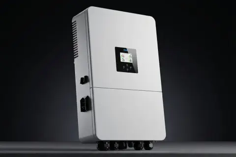 Nowoczesny falownik hybrydowy Deye z ekranem dotykowym, gotowy do zarządzania energią słoneczną i magazynowaniem.