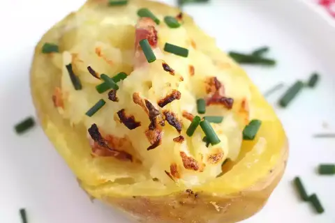 Patatas al horno con queso y bacon, gratinadas y espolvoreadas con cebollino fresco. ¡Un bocado delicioso!