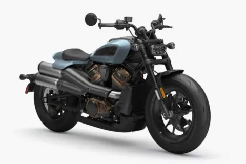 Motocicleta Harley-Davidson azul claro, lista para una cotización. Diseño moderno con detalles en bronce y escape doble.