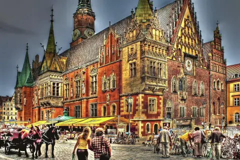 Das **Rathaus Breslau** mit seinen Türmchen und Verzierungen, ein Pferdewagen und Menschen auf dem Platz.