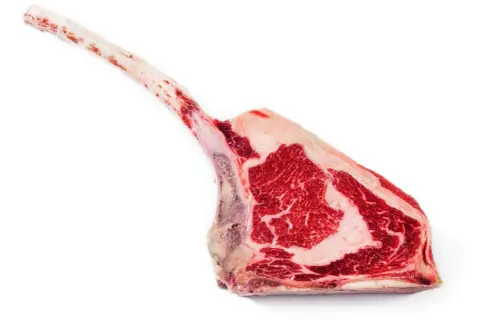 En rå tomahawk-biff med långt ben, perfekt för att grilla.