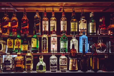 Półki pełne alkoholi, od whisky po giny. Zastanawiasz się, ile promili w Grecji? Sprawdź przepisy przed podróżą!