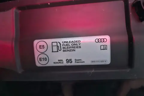 Naklejka informuje o paliwie do silnika 1.8 TFSI: bezołowiowa, E5/E10, min. 95 oktanów.
