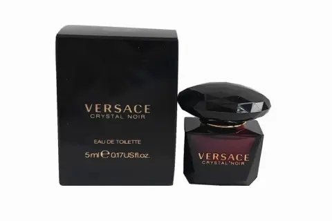 Elegancka woda toaletowa Versace Crystal Noir w czarnym flakonie z kryształową nakrętką. Idealna na wieczór.