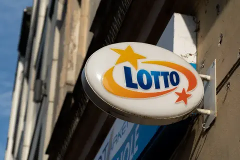 Znak LOTTO na ścianie budynku. Transmisja losowania gier lotto odbywa się w punktach LOTTO.
