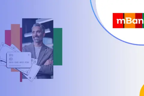 Uśmiechnięty mężczyzna z kartą i pieniędzmi, symbolizujący korzyści z mKonto Intensive. Opłaty są przejrzyste.