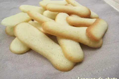 Un tas de langues de chats dorées et légères, parfaites pour tremper dans le café ou le thé.