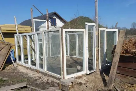 Szklarnia ze starych okien: Praktyczny poradnik DIY krok po kroku
