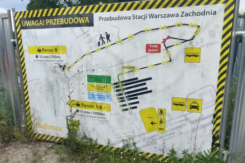 Mapa tymczasowa przebudowy stacji Warszawa Zachodnia. Informuje o trasie do Peronu 9 (10 min) i Peronów 1-8 (15 min).