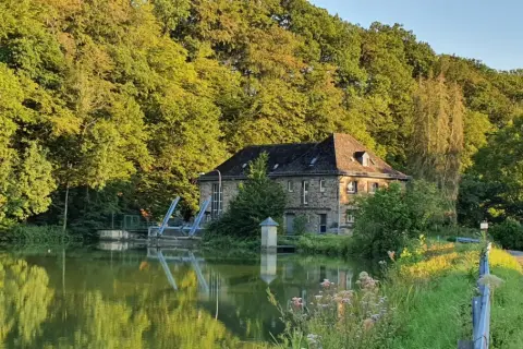 Idyllisches Haus am Wasser, perfekt für einen entspannten Tag beim Wandern in Engelskirchen.