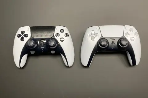 Zwei PS5 Controller im Vergleich: Ein Standardmodell und ein DualSense Edge für den PS5 Controller Test.