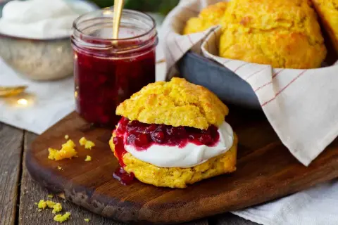 Gyllene scones med fluffig creme fraiche och rårörda lingon. En perfekt fika!