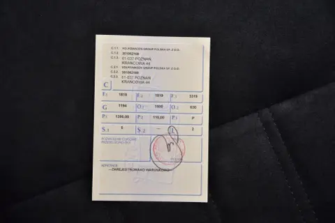 Dokument z danymi pojazdu, zawiera m.in. informacje o właścicielu i numerze VIN. Widoczny jest również tymczasowy dowód rejestracyjny.