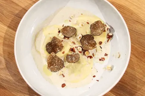 Ravioli med lyxig ravioli fyllning, toppad med tryffel och hasselnötter i krämig sås.