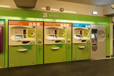 Máquinas expendedoras de tickets y recargas Navigo en el metro de París.