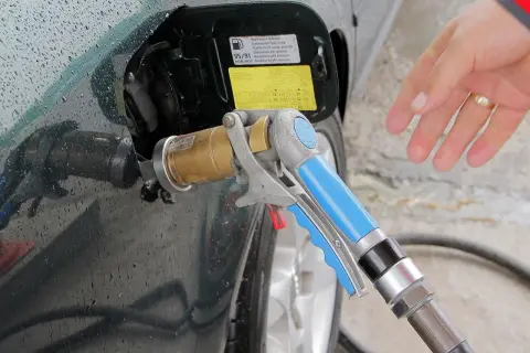 Tankowanie LPG: Samodzielnie i bezpiecznie? Poznaj zasady!