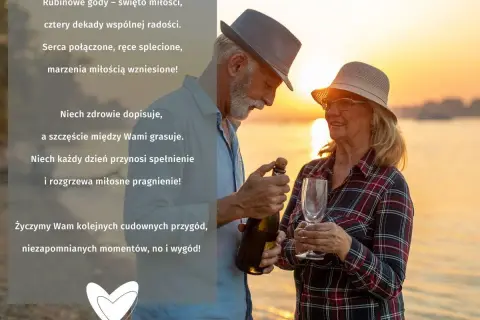 Para świętuje 40 rocznicę ślubu, rubinowe gody. Mężczyzna otwiera szampana, kobieta trzyma kieliszek. Zachód słońca nad wodą.