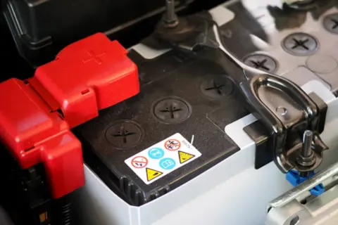 Prius 12V akumulator: Gdzie jest i jak go ratować? Poradnik!