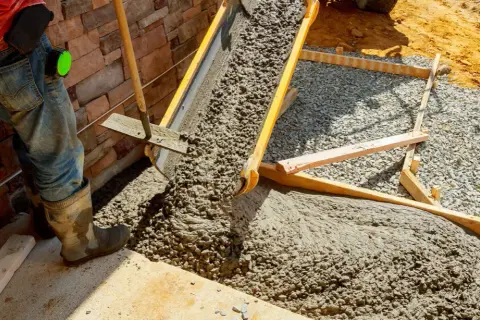 Ile piasku i żwiru na worek cementu? Kluczowe proporcje do betonu