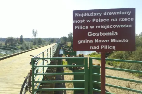 Drewniany most w Gostomii, gmina Nowe Miasto nad Pilicą, najdłuższy w Polsce na rzece Pilicy. Rower czeka na przejażdżkę.