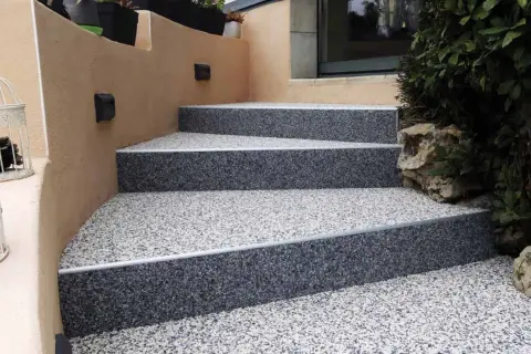 Escalier extérieur avec un revêtement moderne en granulats pour un style unique.